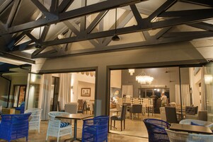 Se sirven desayunos, almuerzos, cenas y cocina local e internacional