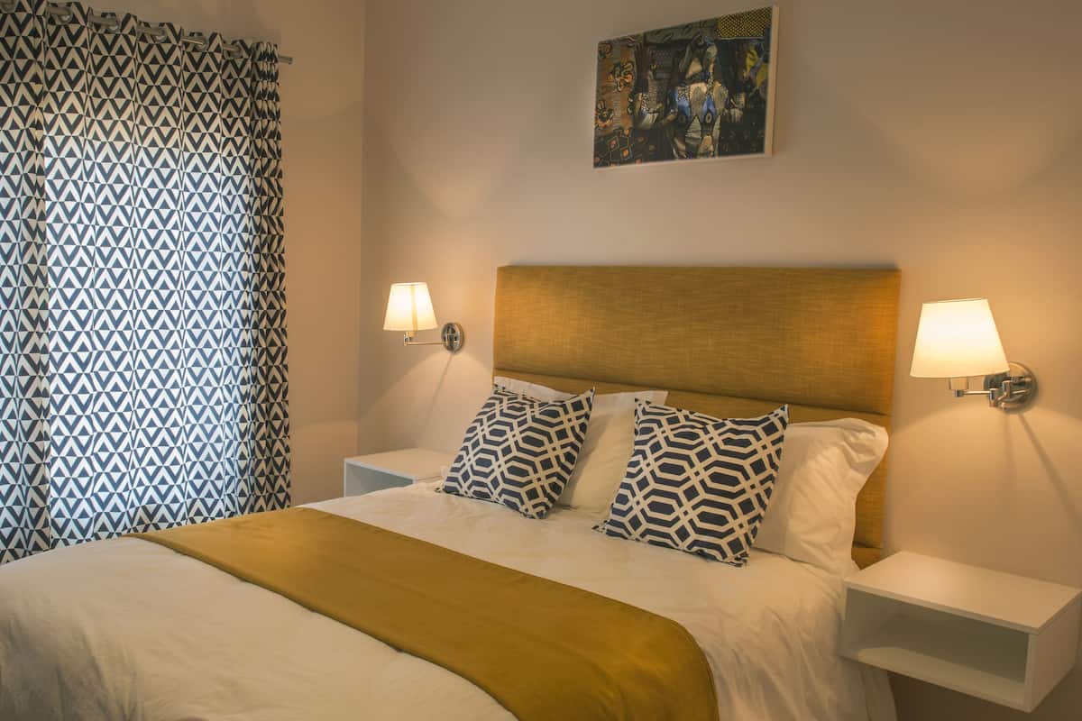 1 slaapkamer, luxe beddengoed, een bureau, geluiddichte muren