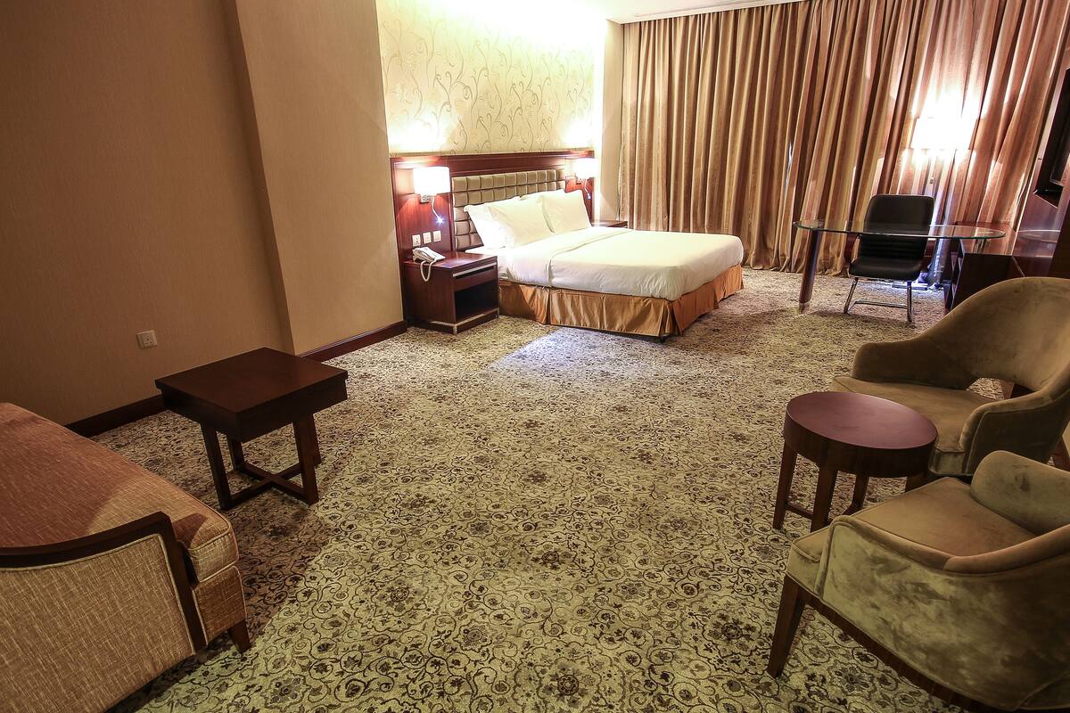 deluxe room | 1 bedroom, minibar, in-room safe, blackout curtains