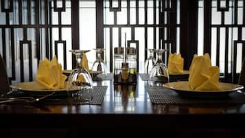 Serveert ontbijt, lunch, diner, internationale gerechten