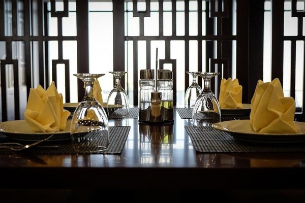 Breakfast, lunch, dinner served; international cuisine