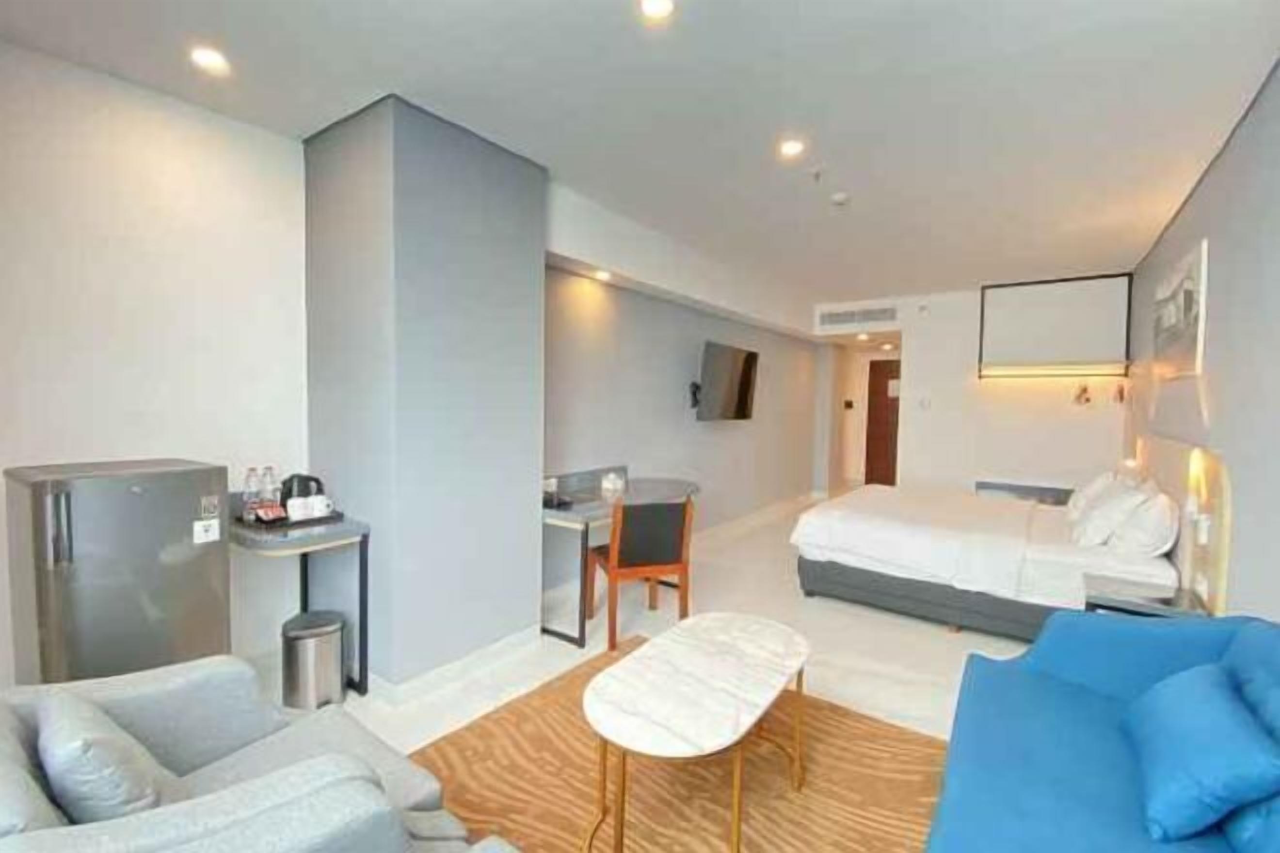 Minibar, caja de seguridad en la habitación y escritorio 