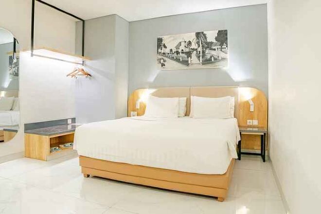 Minibar, caja de seguridad en la habitación y escritorio 