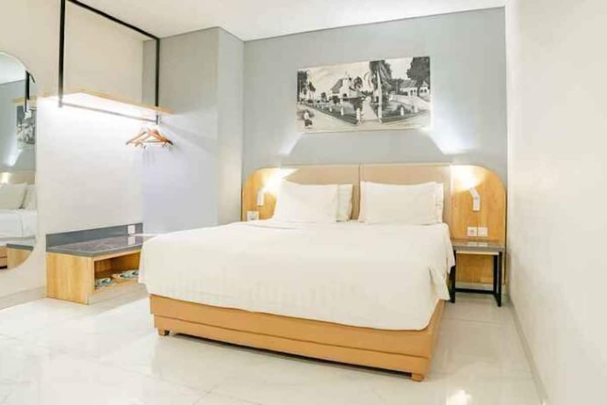 Minibar, caja de seguridad en la habitación y escritorio