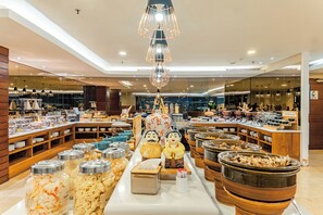 Breakfast, lunch and dinner served  - The 1O1 Malang OJ (Malang)