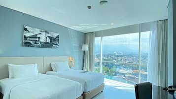 Deluxe Twin kamer | Een minibar, een kluis op de kamer, een bureau, een laptopwerkplek