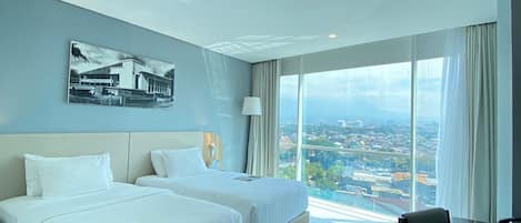 Deluxe Twin Room | Minibar, in-room safe, desk, laptop workspace