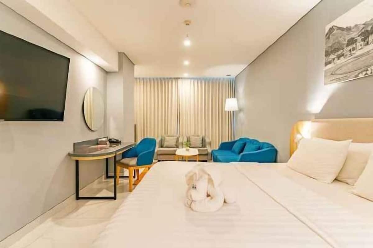 Minibar, Zimmersafe, Schreibtisch, laptopgeeigneter Arbeitsplatz