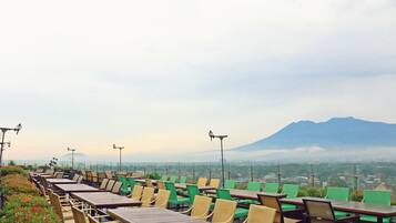 Serveert ontbijt, lunch, diner, lokale en internationale gerechten