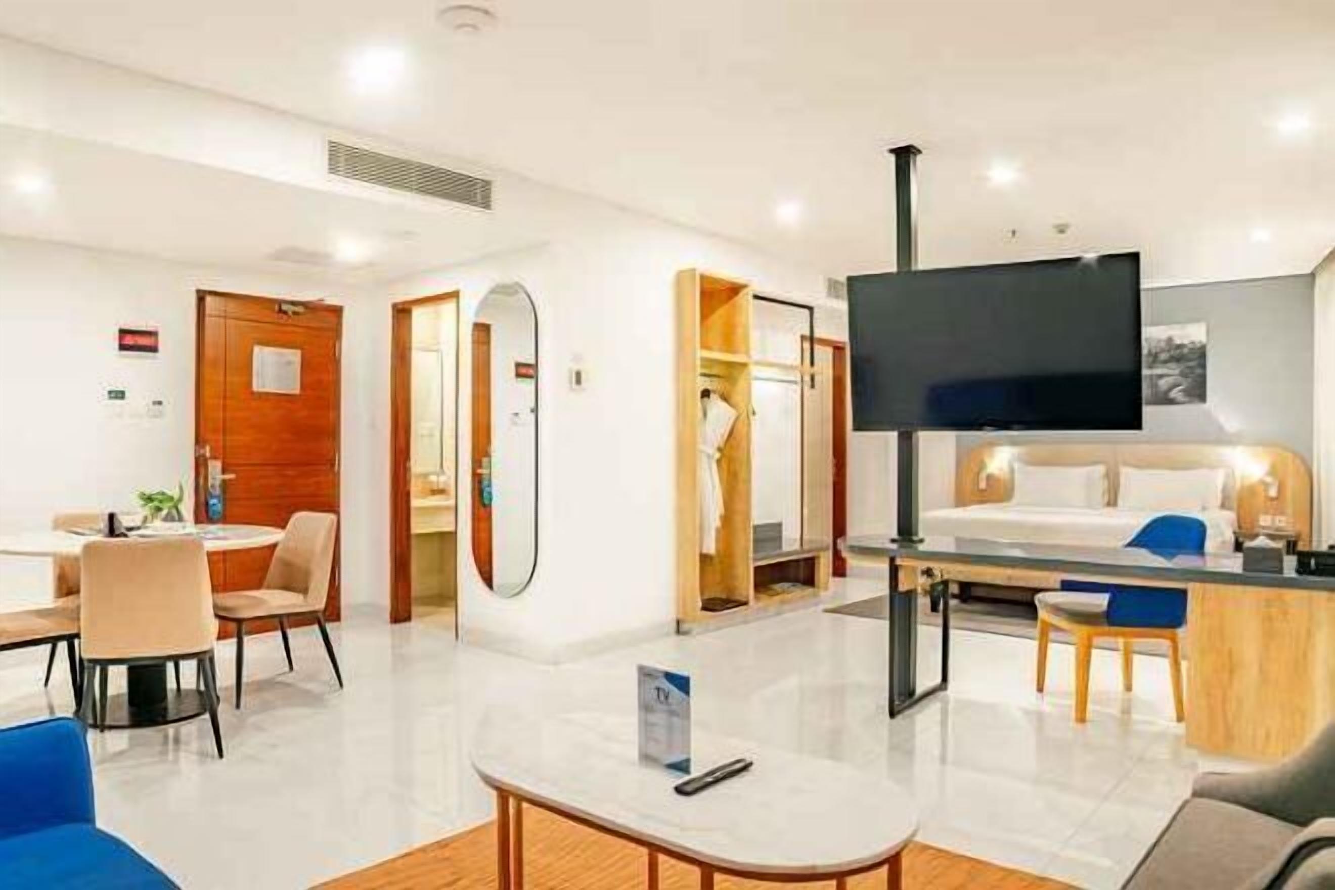 Minibar, Zimmersafe, Schreibtisch, laptopgeeigneter Arbeitsplatz