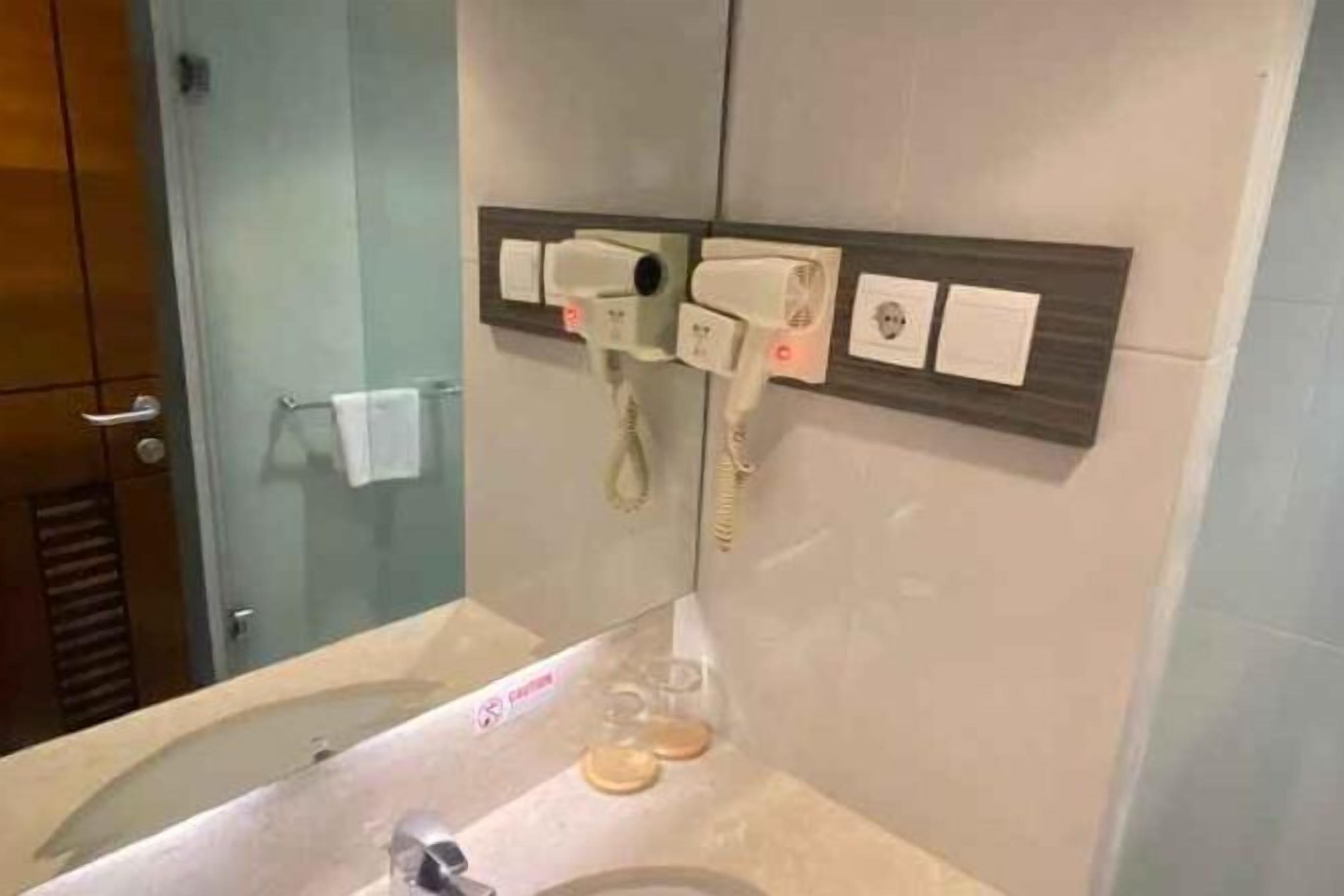 Articles de toilette gratuits, sèche-cheveux, chaussons