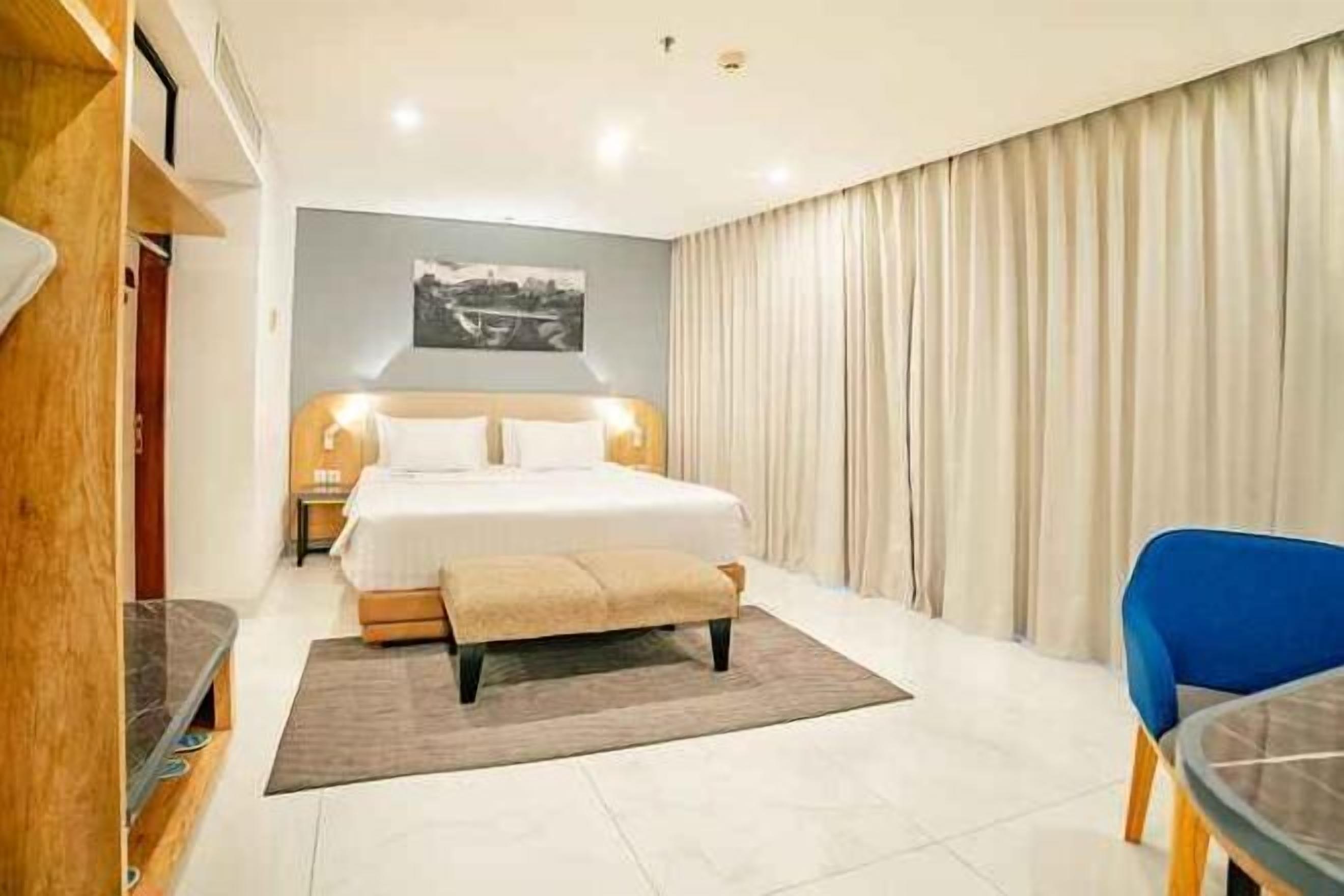 ミニバー、セーフティボックス (室内)、デスク、ノートパソコン用作業スペース