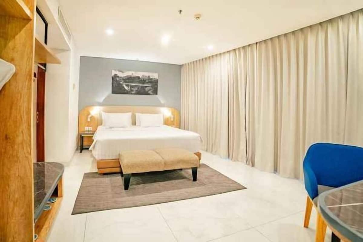 Minibar, Zimmersafe, Schreibtisch, laptopgeeigneter Arbeitsplatz