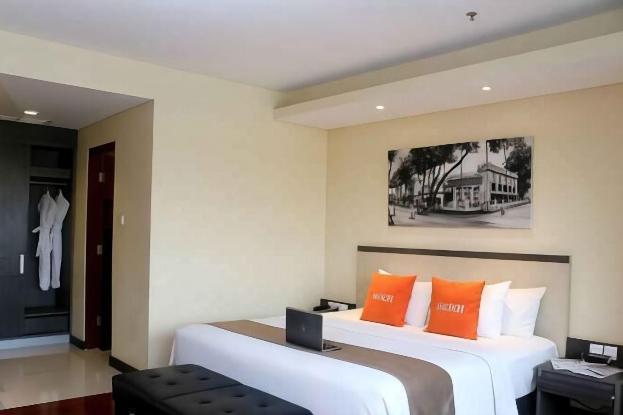 Minibar, in-room safe, desk, laptop workspace