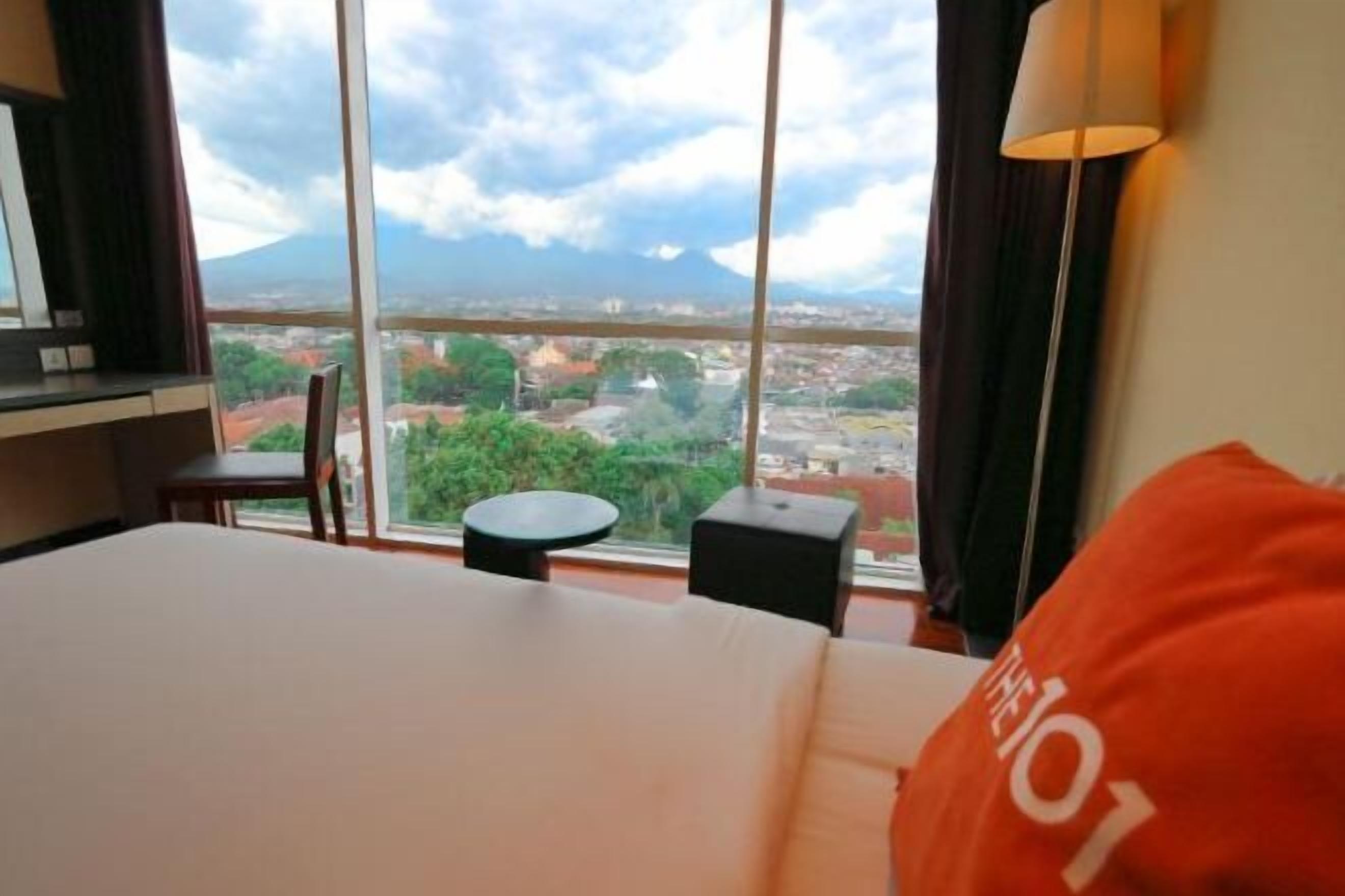 Minibar, in-room safe, desk, laptop workspace