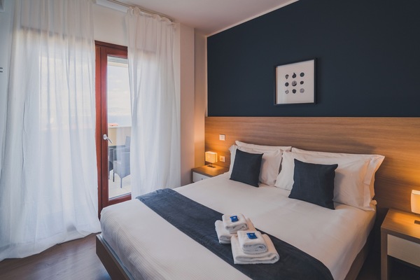 Habitación doble superior, vista al mar | Ropa de cama de alta calidad y minibar