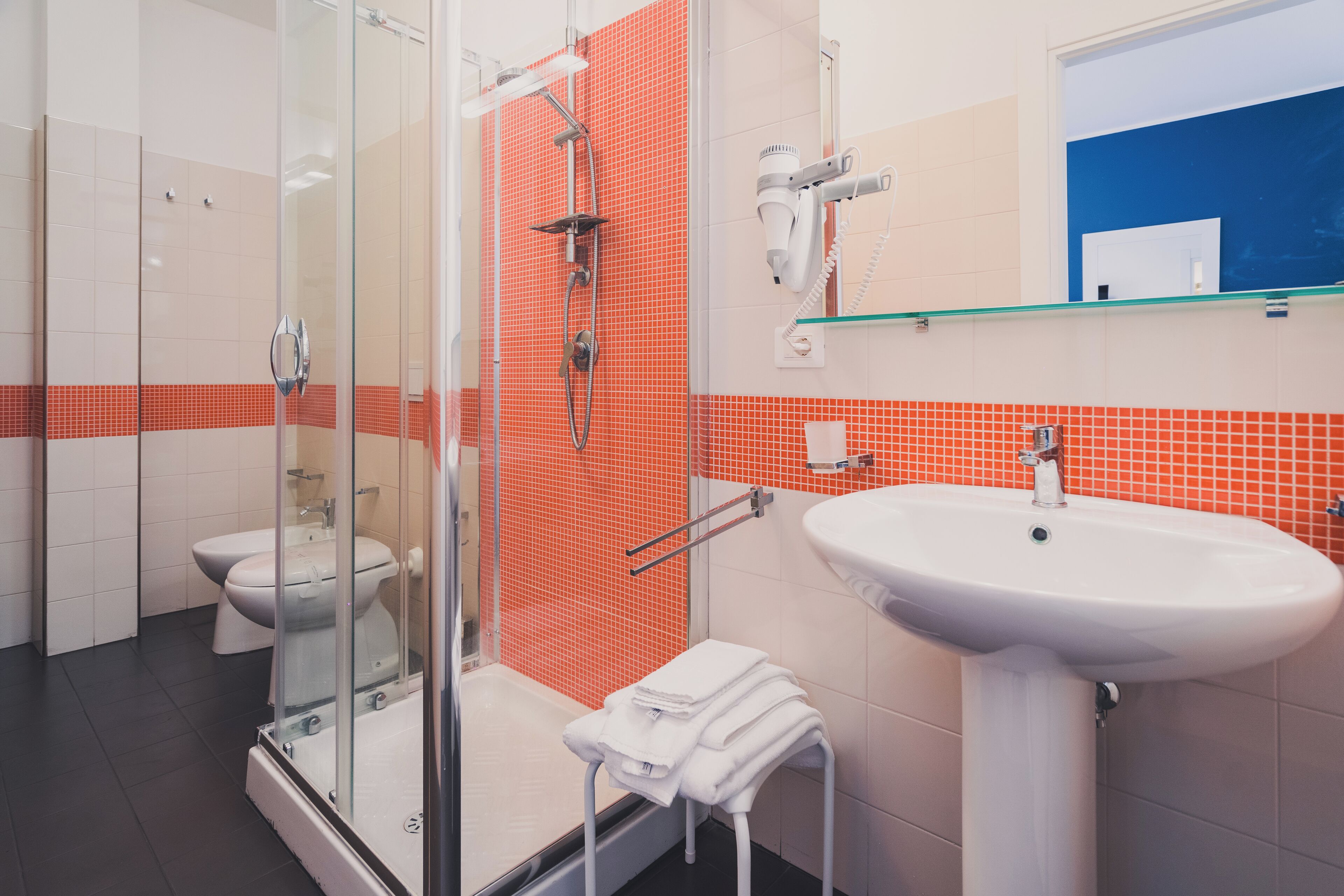 Kamar Double Comfort untuk 1 Orang, akses difabel, balkon | Kamar mandi | Shower, perlengkapan mandi gratis, pengering rambut, dan sandal