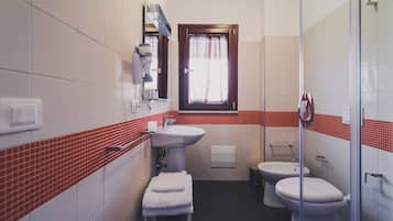 Doppelzimmer, Stadtblick | Badezimmer | Dusche, kostenlose Toilettenartikel, Haartrockner, Hausschuhe