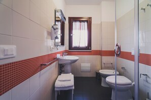 Double Room, City View | Bathroom | Shower, free toiletries, hair dryer, slippers - Trip Room & Breakfast (Reggio Calabria)