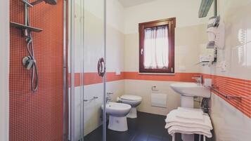 Doppia Standard | Bagno | Doccia, set di cortesia gratuito, asciugacapelli, pantofole