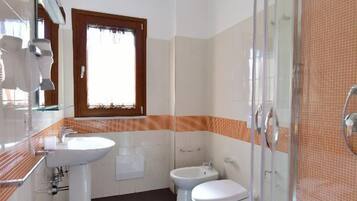 Douche, articles de toilette gratuits, sĂšche-cheveux, chaussons