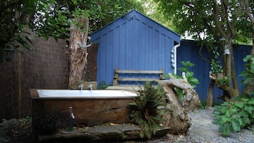 Mahoe Cottage – No Pets Allowed | Deep soaking bathtub
