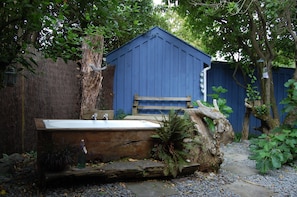 Mahoe Cottage – No Pets Allowed | Deep-soaking bathtub