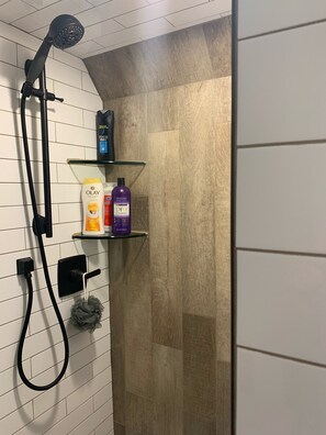 Ensemble baignoire-douche, séchoir à cheveux, serviettes fournies, savon
