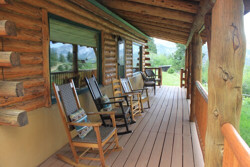 Rustic retreat with amazing views, abundant wildlife, convenient location.
