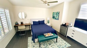 4 bedrooms, desk, iron/ironing board, travel crib - LARGE, PRIVATE Yard & Heated, Saltwater Pool/Spa, Detached Casita, Peloton (La Quinta)