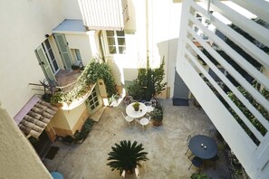 Outdoor dining - La Maison dans la Petite Cour Reg. No. 06 004 21 595 3 CM (Antibes)