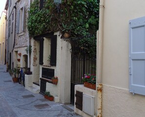Exterior detail - La Maison dans la Petite Cour Reg. No. 06 004 21 595 3 CM (Antibes)