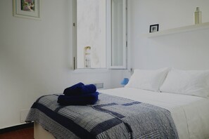 3 habitaciones, tabla de planchar con plancha y cuna de viaje 