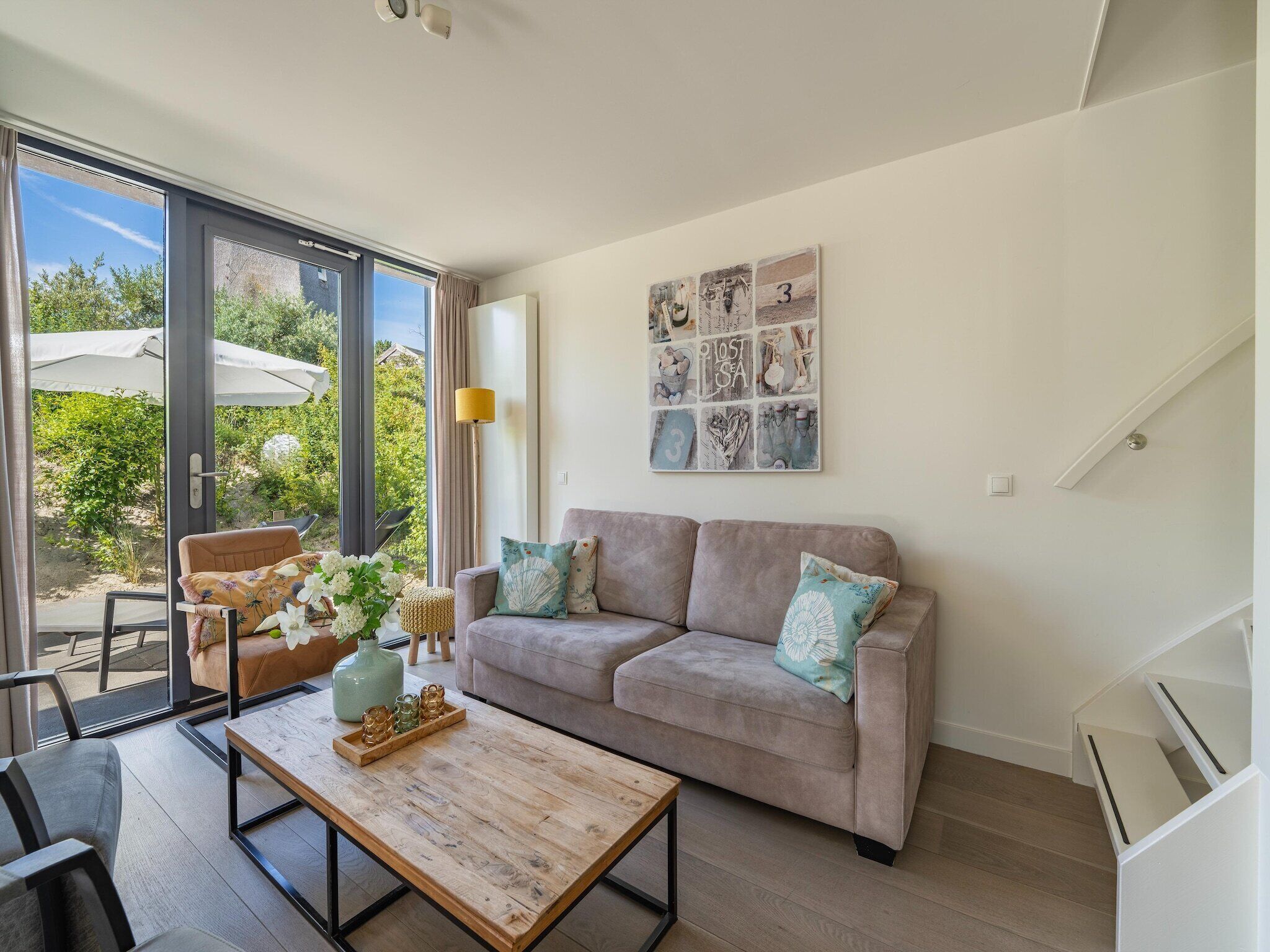 Télévision, cheminée, lecteur de DVD, chaîne hi-fi