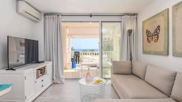 Een smart-tv en boeken