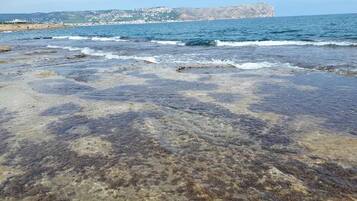 Ubicación a pie de playa, tumbonas y toallas de playa