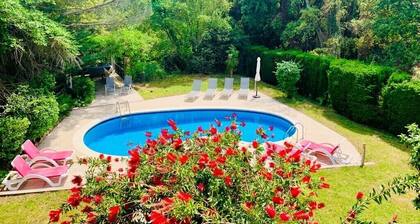 Superb villa with fantastic private garden + heated pool + WiFi
