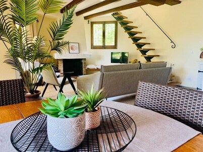 Superb villa with fantastic  private garden + heated pool  + WiFi 