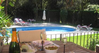 Superb villa with fantastic private garden + heated pool + WiFi