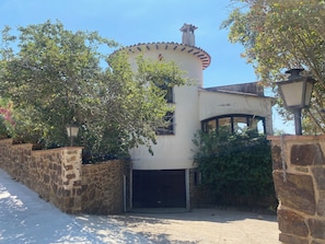 Exterior - Superb villa with fantastic  private garden + heated pool  + WiFi  (Calonge)