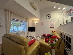 Een smart-tv en boeken