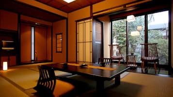 ํธ๋๋์
๋๋ฃธ (Japanese Style, Semi-open-air Bath) | ๊ฐ์ค ๋ด ์์ฌ ๊ณต๊ฐ