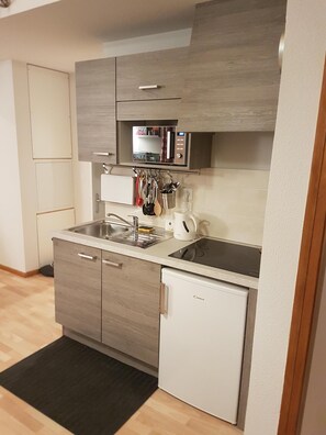 Refrigerador, microondas, parrilla de estufa y cafetera y tetera 