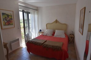 2 bedrooms, iron/ironing board, free WiFi, bed sheets - Sarlat Périgord Noir - Gite de La Cour old barn restored heated pool (Saint-Julien-De-Lampon)
