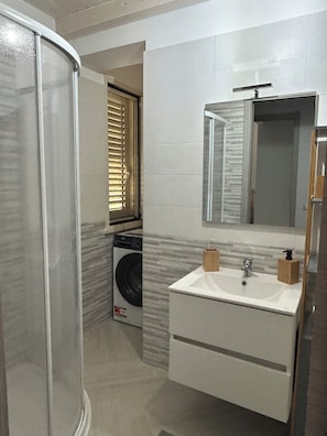 Shower, hair dryer, bidet, towels