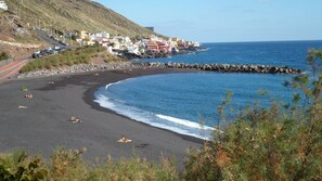 Plage, chaises longues, serviettes de plage