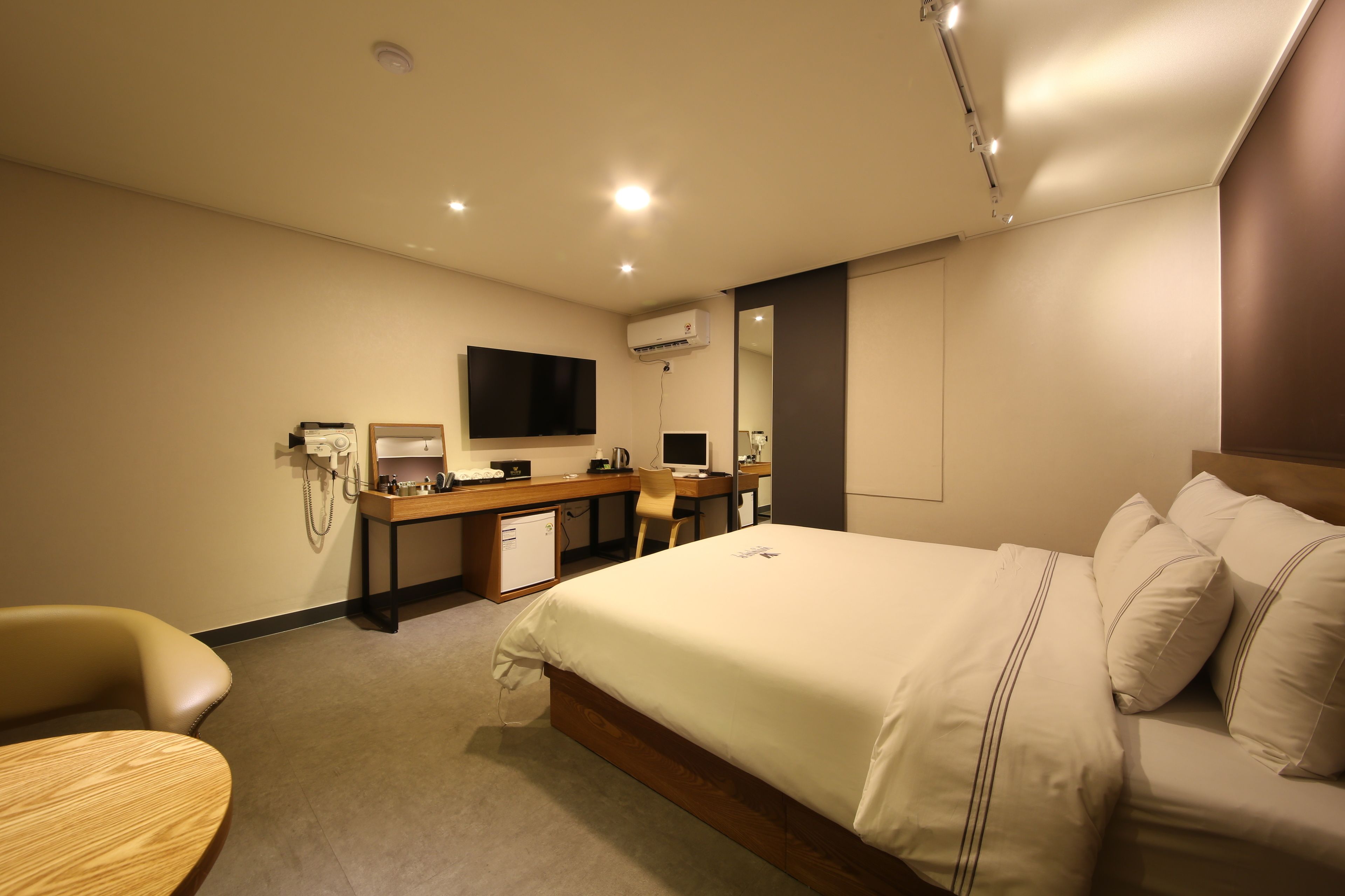 deluxe double room | desk, free wifi