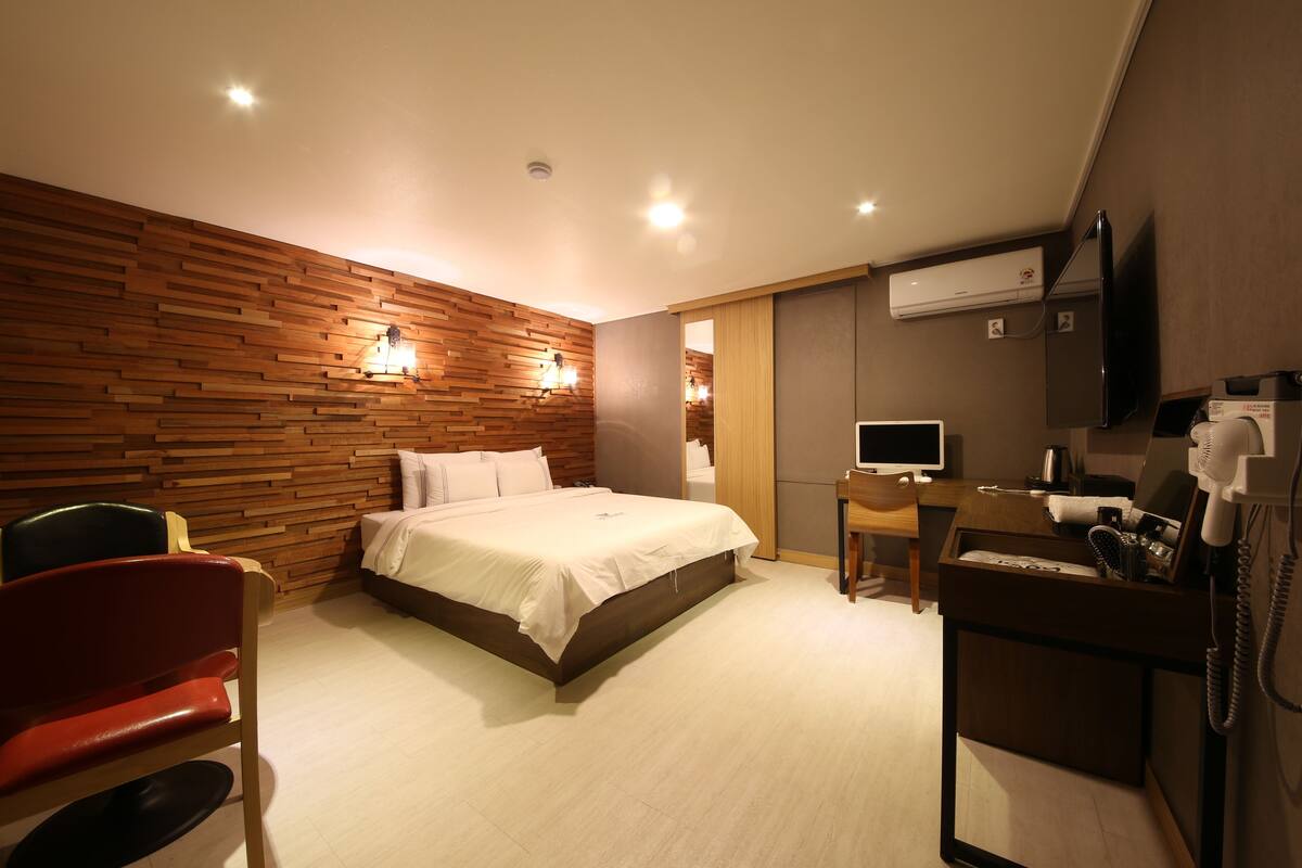 deluxe double room | desk, free wifi