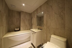 Ein modernes Badezimmer mit einer Badewanne, einem Waschbecken und einer Toilette.
