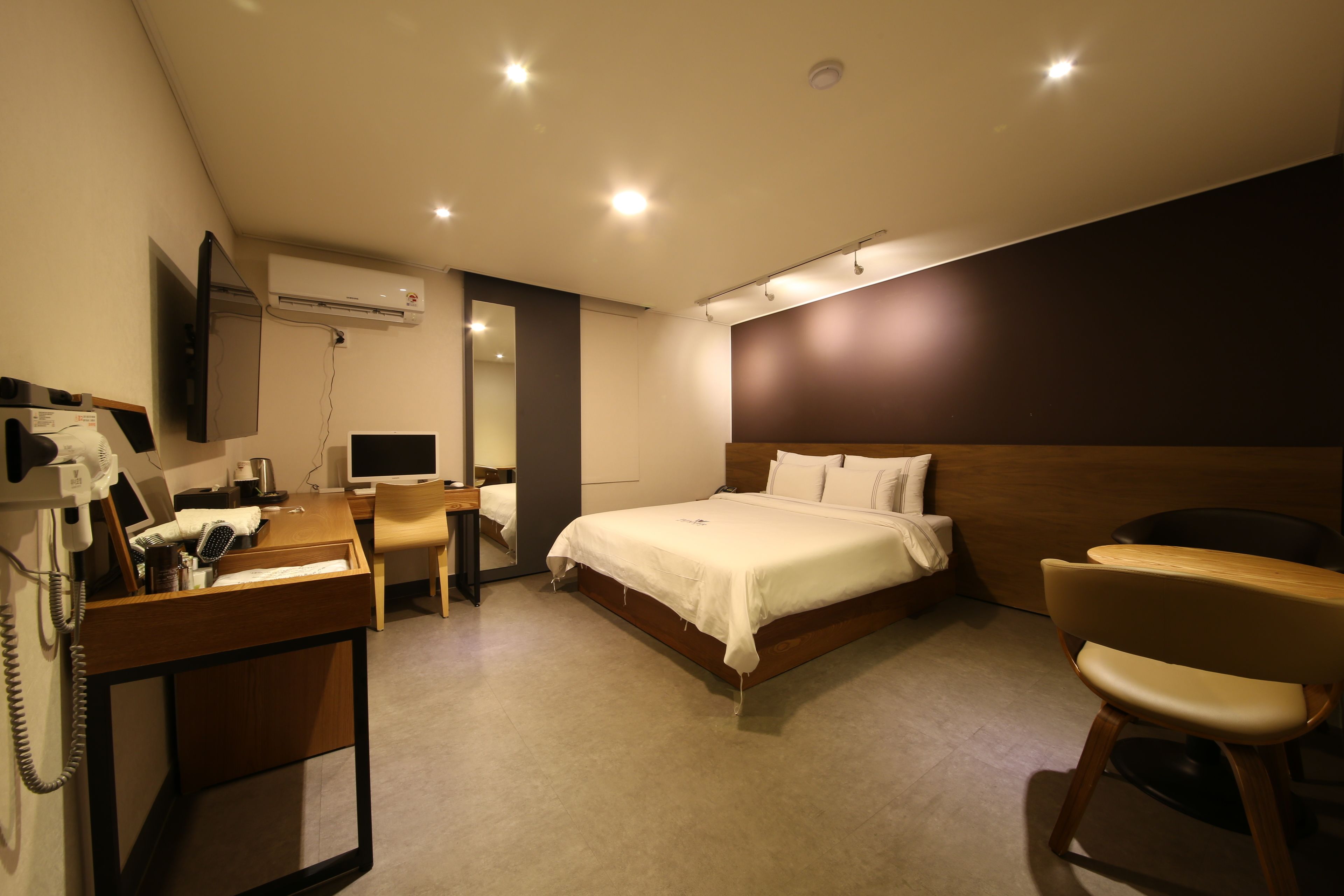 deluxe double room | desk, free wifi